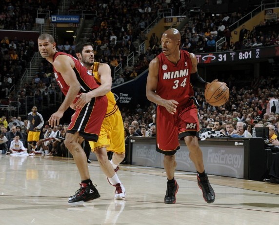  三球24+12黄蜂终结骑士连胜  