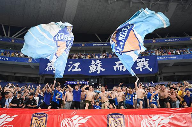  安格斯主场球迷助威声浪助推球队逆转取胜局