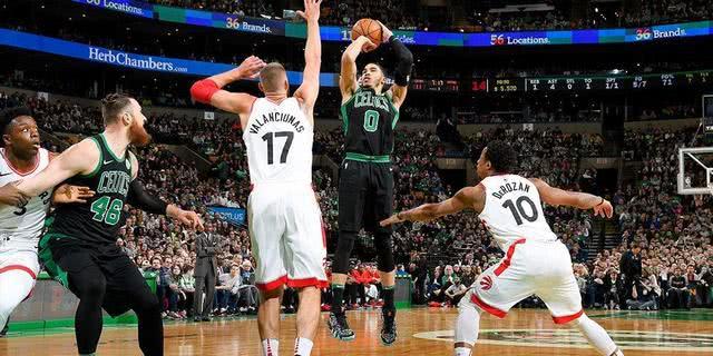  塔图姆末节爆发连得12分，绿军客场力克热火豪取五连胜