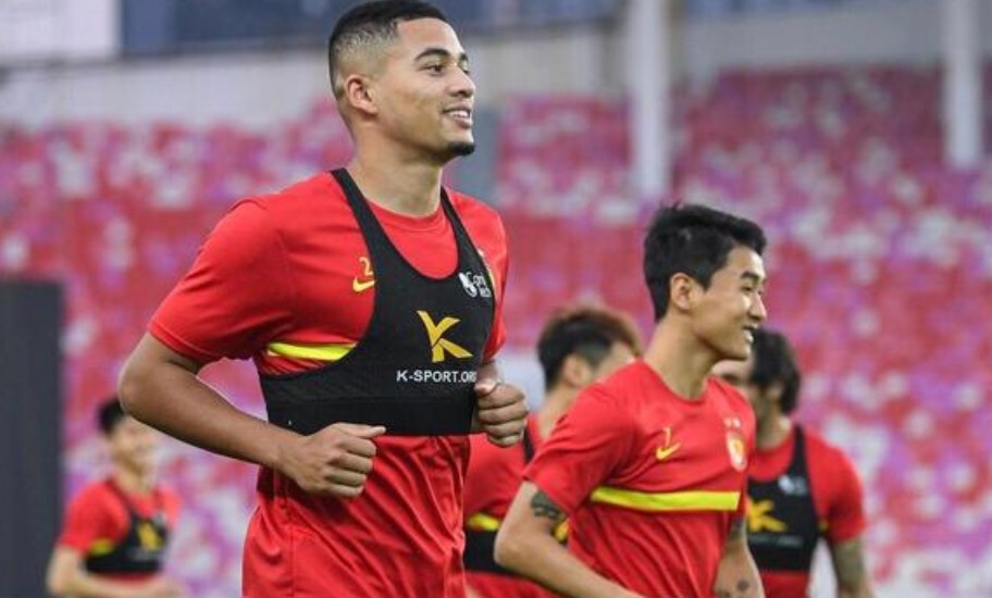  奥格斯堡定位球战术，三次头槌破门锁定胜局