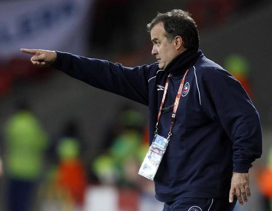  利兹联玫瑰德比火药味浓，贝尔萨激情指挥险酿冲突